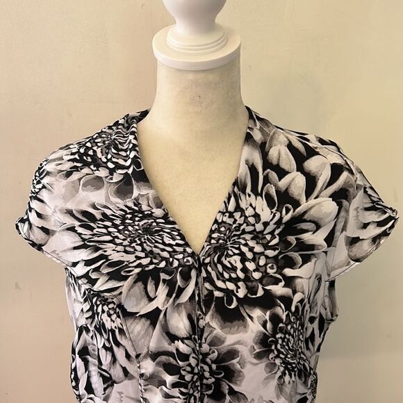 Worthington black white floral button front cap sleeve blouse Size M - Picture 3 of 8